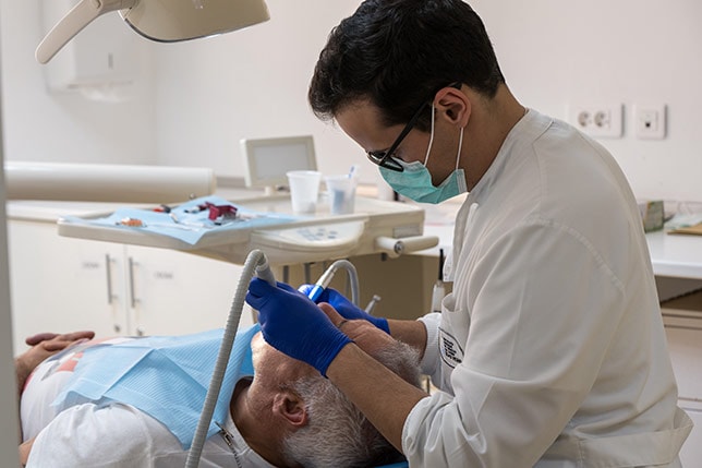 Soins cliniques — Etudiant en Médecine Dentaire Université EGAS MONIZ