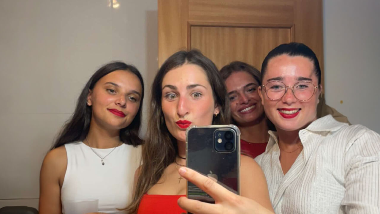 Je suis en colocation avec 2 autres filles, je l'ai trouvé en cherchant sur les groupes Facebook de l'école