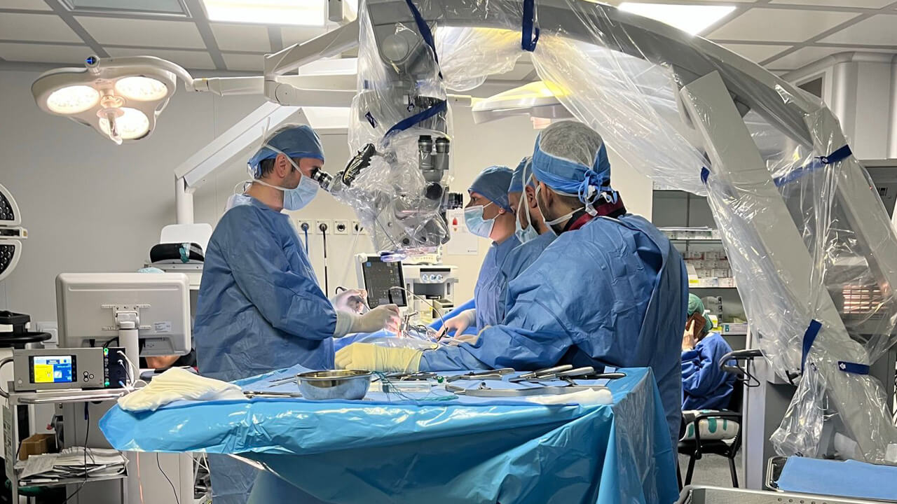 J’ai eu la chance d’assister à 2 neurochirurgies de mon professeur de “Skull based anatomy”