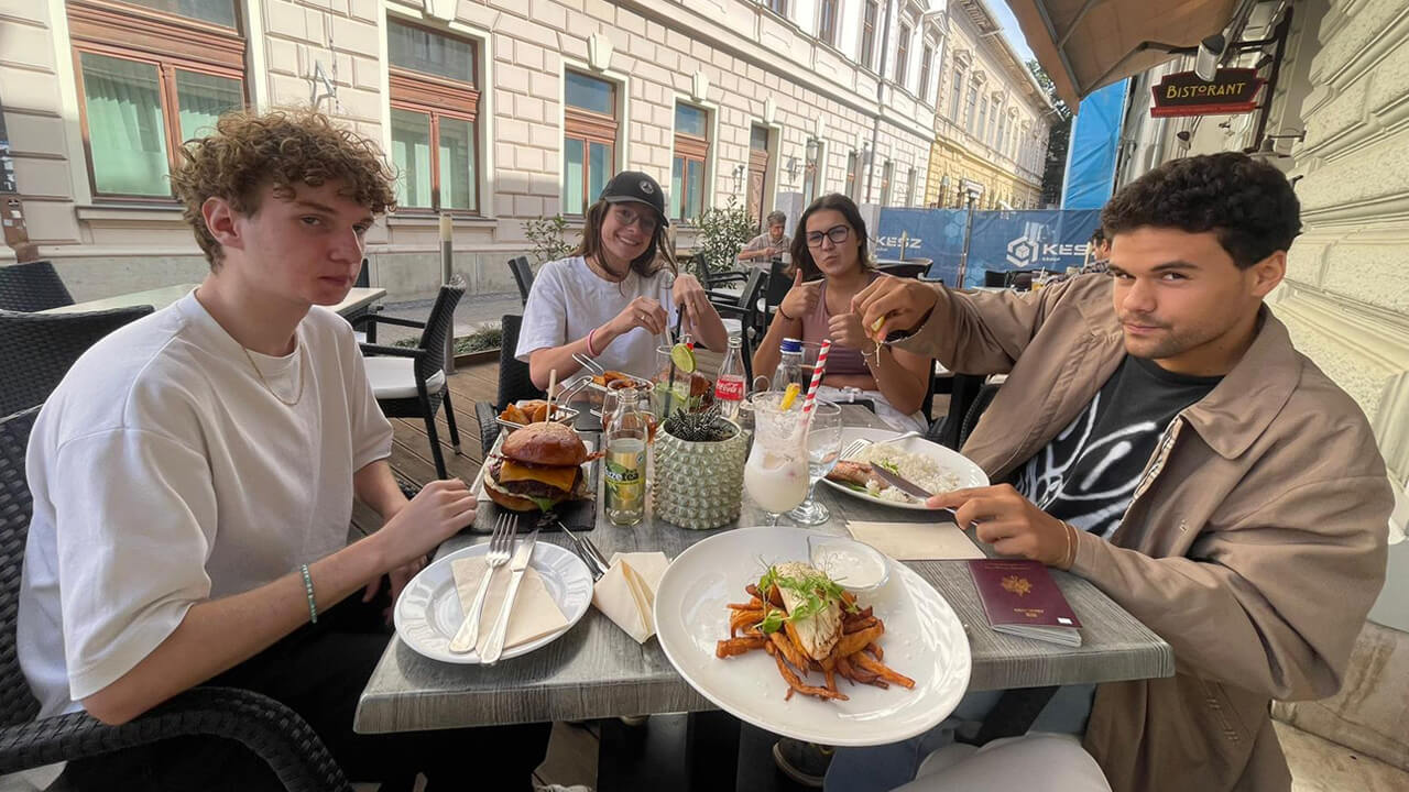 le midi souvent au même endroit : au Café Corso, on est des habitués maintenant