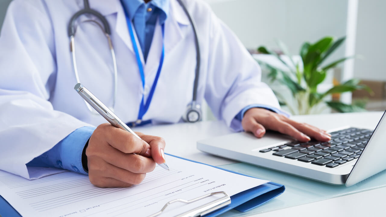 Secteur public contre secteur privé : Où pratiquer en tant que médecin généraliste ?
