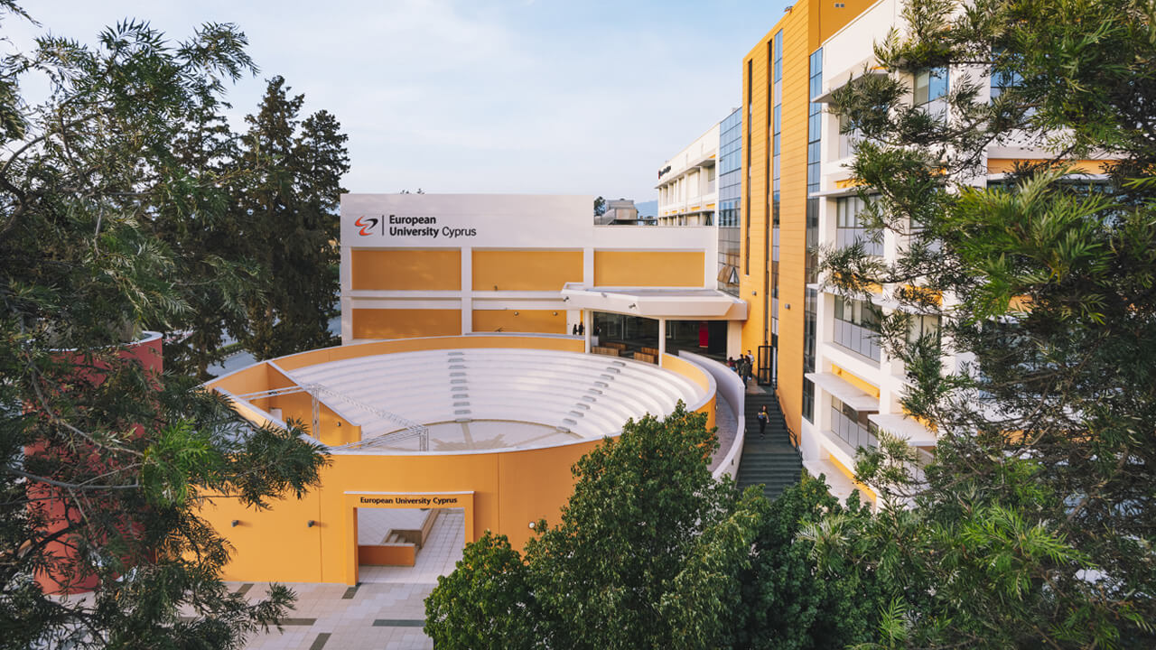 l'Université Européenne de Chypre