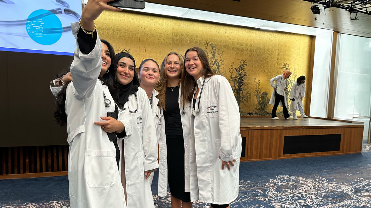 Des étudiantes en médecine à Francfort en Allemagne prennent une photo de groupe