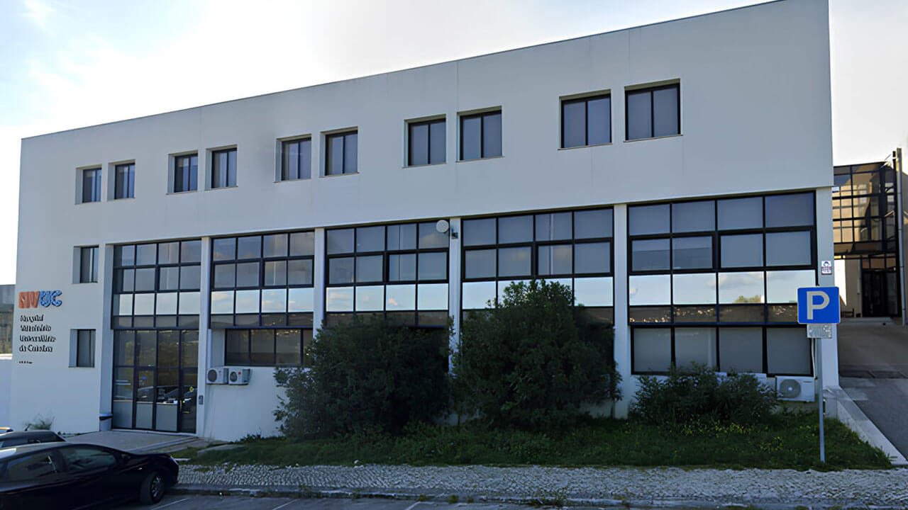 Façade université EUVG à Coimbra au Portugal