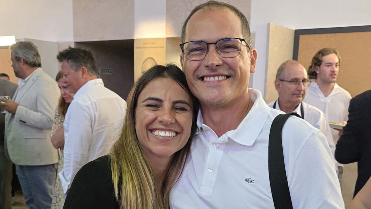 Sonia de GEDS accompagne le pére d'un étudiant au Portugal