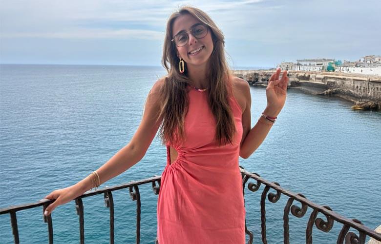 Étudier la pharmacie à l’étranger : l’expérience de Méline, bientôt diplômée d’Egas Moniz